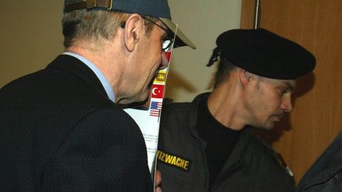 &#8222;Baranina&#8221; (L) wprowadzany na salę rozpraw w sądzie krajowym w Wiedniu