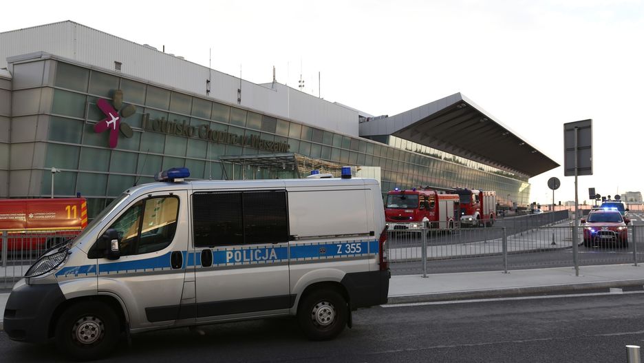 Akcja służb podczas alarmu bombowego na Lotnisku Chopina w Warszawie 6.08.2012