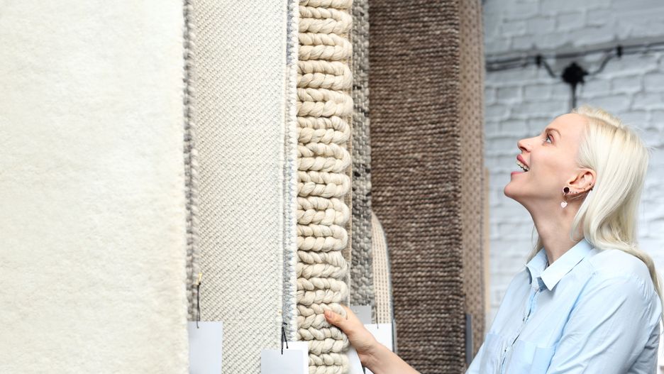 W wyborze wykładziny dywanowej w salonie pomogą opinie innych