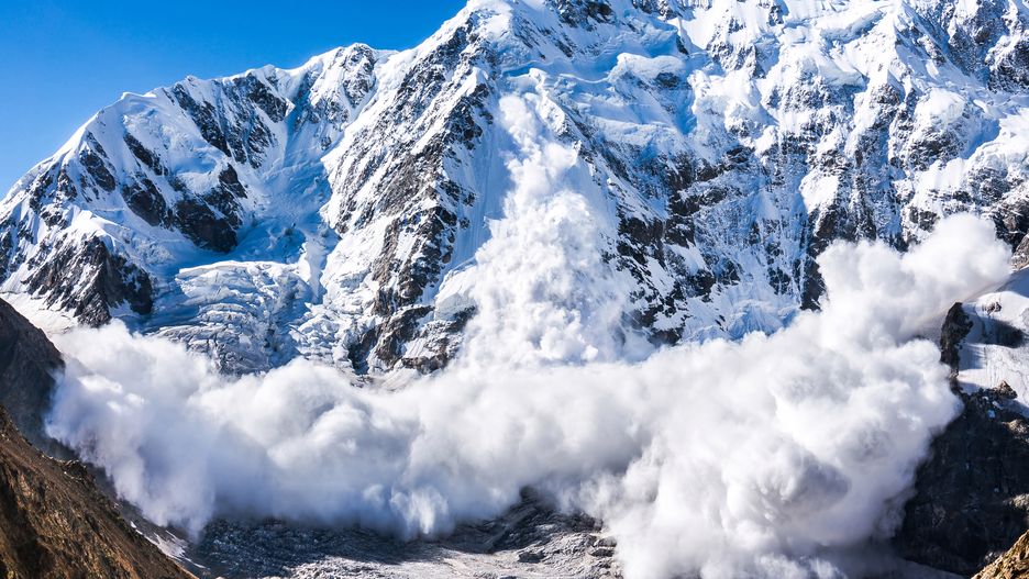 Tatry - śnieg zasypał schronisko w Dolinie Pięciu Stawów. TOPR ewakuowało 23 turystów.