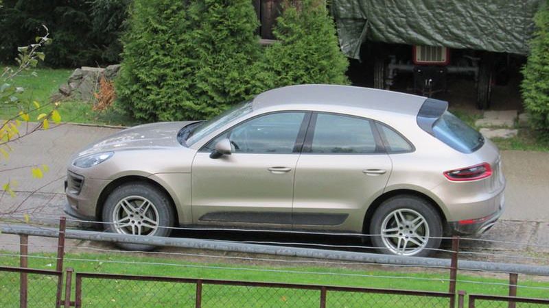Porsche Macan proboszcza przed kościołem 