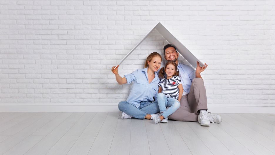 Młode małżeństwa z dzieckiem bardzo często stoją przed wyborem: dom czy mieszkanie?