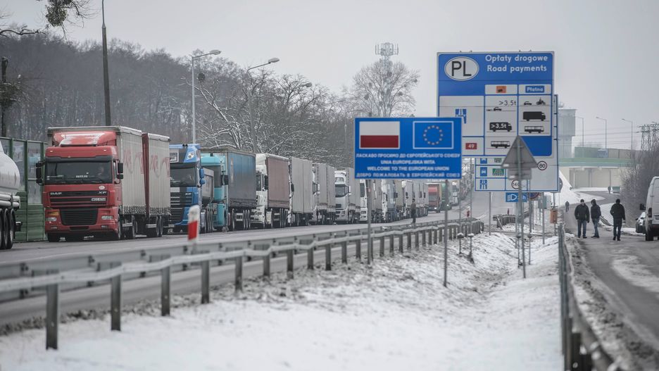 Kolejka tirów czeka na polsko - ukraińskim przejściu granicznym