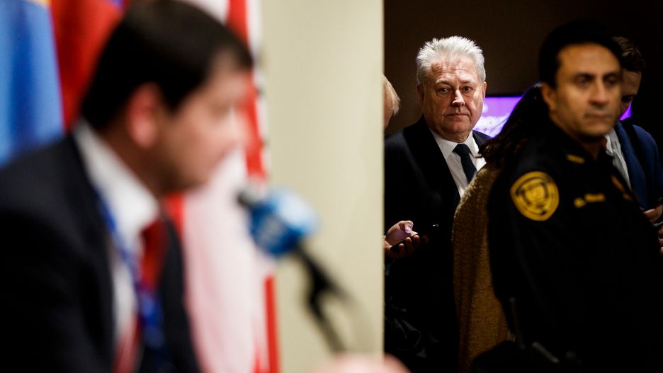 Ambasador Ukrainy Wołodymyr Jelczenko słucha wystąpienia przedstawiciela Rosji podczas obrad RB ONZ