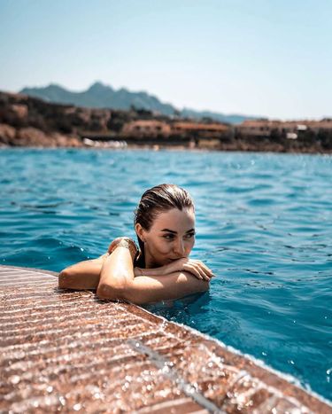 Marcelina Zawadzka odpoczywa w basenie, Sardynia 2019