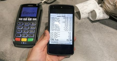 Niemcy zazdroszczą Polakom nowoczesności. "Każdy tu u was płaci telefonami"