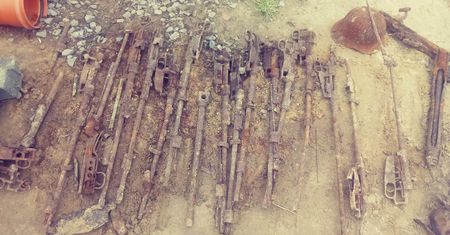 Niezwykłe znalezisko podczas przyłączania kanalizacji. Broń i szkielety