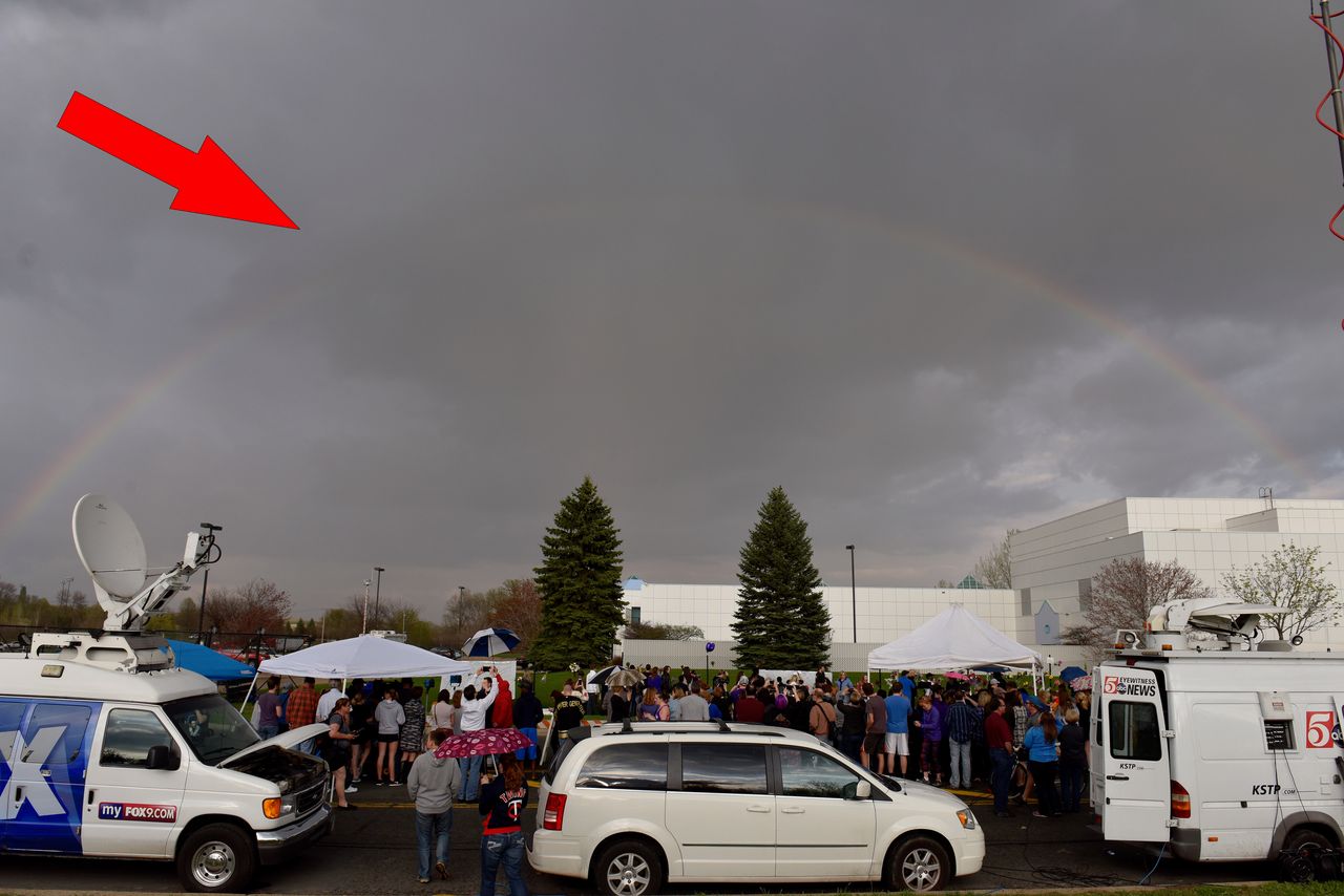 Tłumy przed domem Prince'a. Fani składają hołd zmarłemu artyście