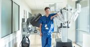 33-latek z 900 operacjami na koncie. Jego ręce sterują superdokładnym robotem