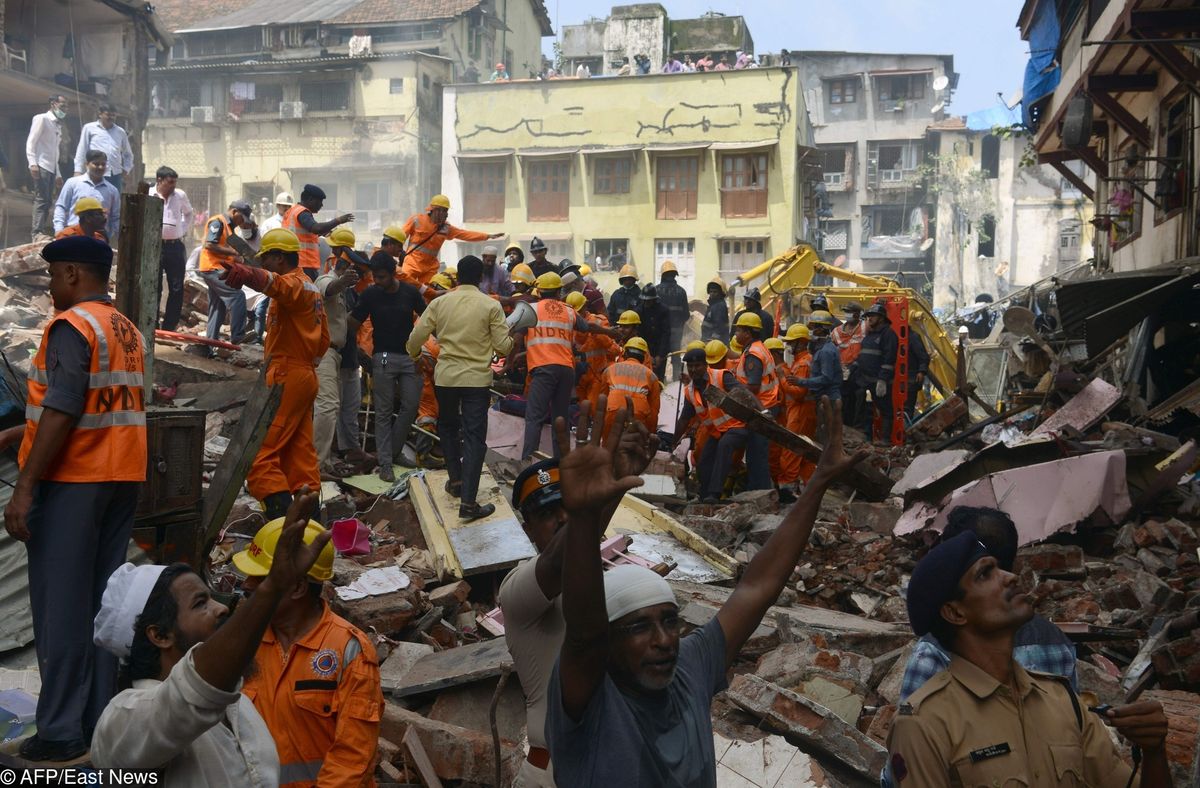 Dramatyczna akcja ratunkowa w Indiach. Katastrofa budowlana w gęsto zaludnionej dzielnicy