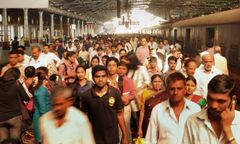 Wybuch paniki na stacji kolejowej w Indiach. Są ofiary