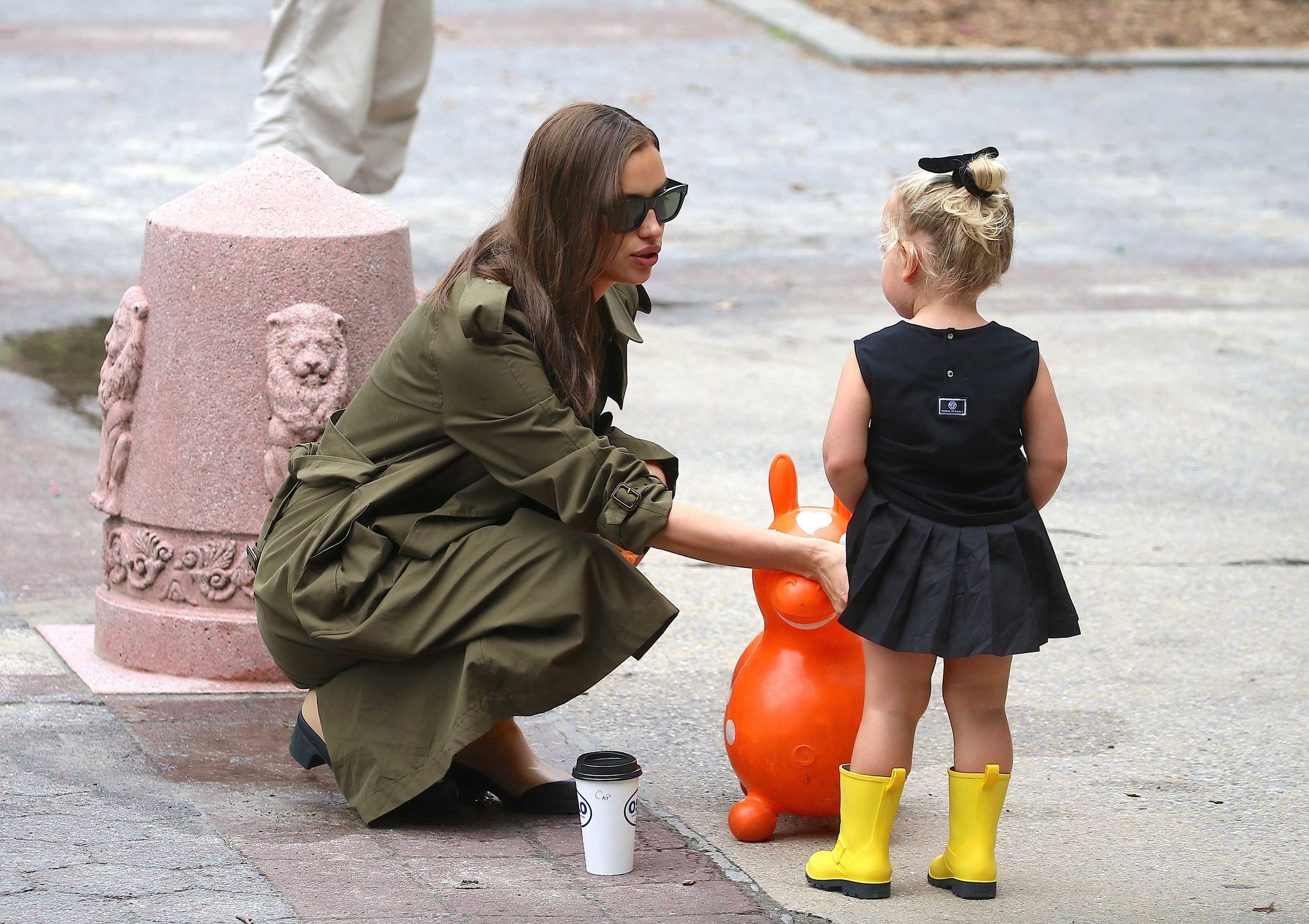 Irina Shayk na spacerze z córką