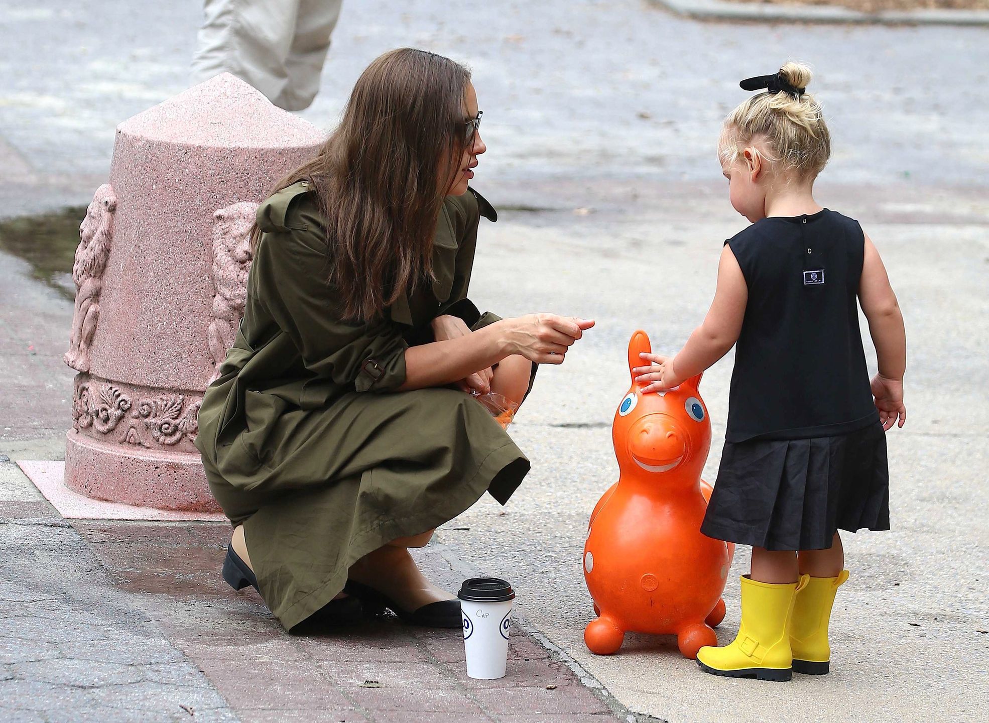Irina Shayk na spacerze z córką