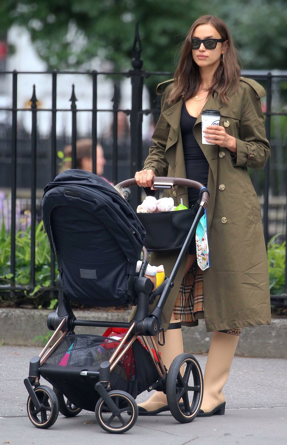 Irina Shayk na spacerze z córką