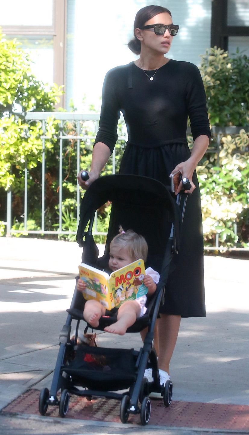 Irina Shayk na spacerze z córką Leą