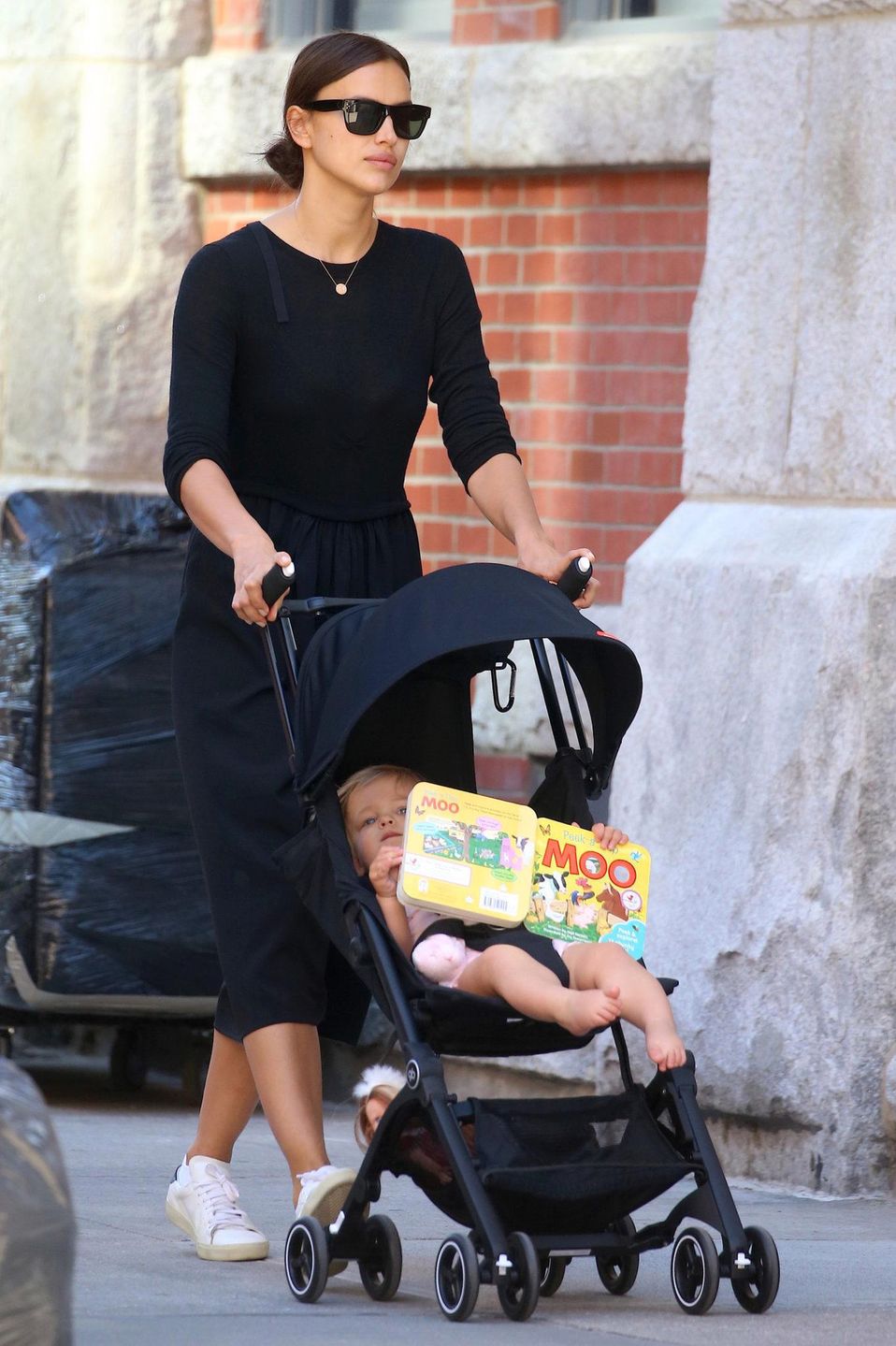 Irina Shayk na spacerze z córką Leą