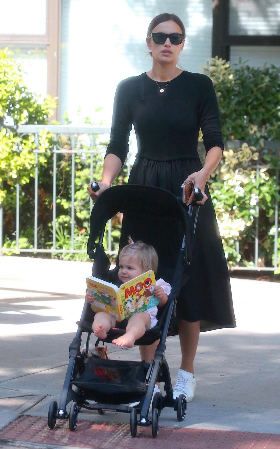 Irina Shayk na spacerze z córką Leą