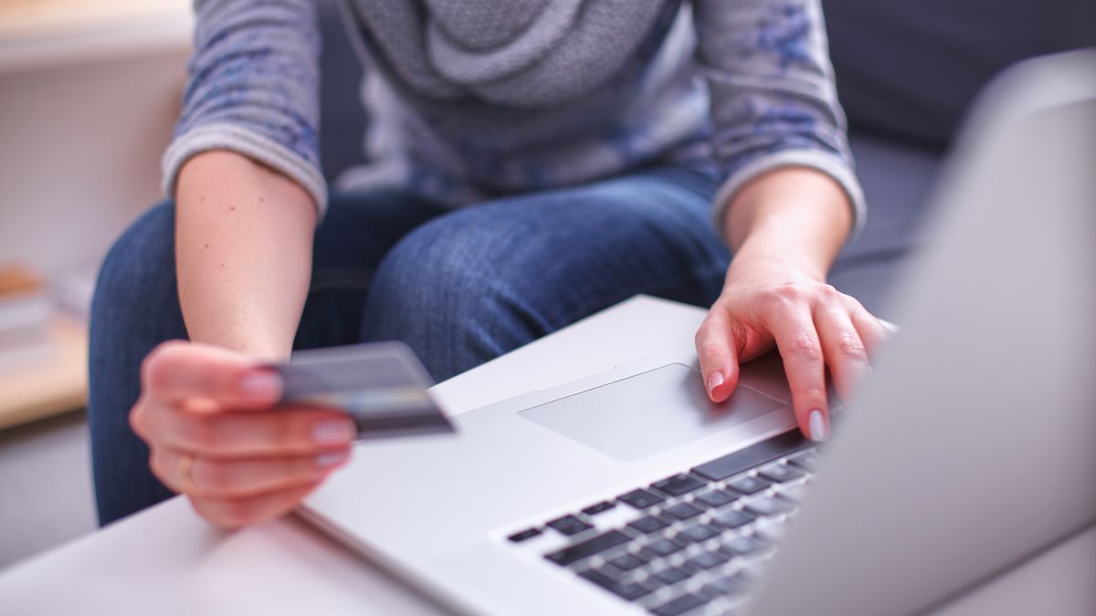 Firmy zbierają dane o historii zakupów i przygotowują personalizowane oferty. Często droższe.