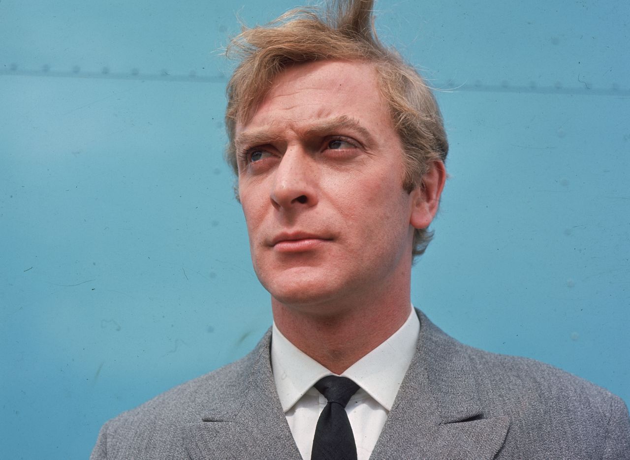 Michael Caine ma już 86 lat. Trzeba mu pomagać przy chodzeniu