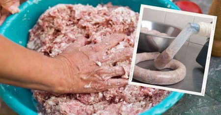 Do masy na domową kiełbasę wlej 1 łyżkę tego składnika. Włoski specjał miażdży sklepowe gotowce