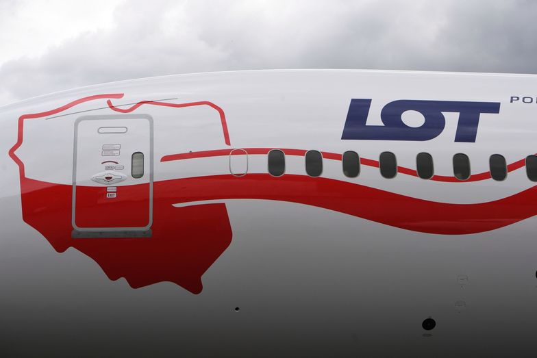 Dreamliner pomalowany w biało-czerwone barwy upamiętnia 100 rocznicę odzyskania przez Polskę niepodległości