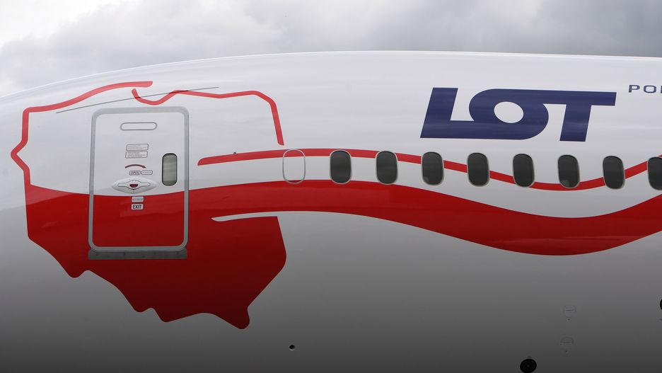 Dreamliner pomalowany w biało-czerwone barwy upamiętnia 100 rocznicę odzyskania przez Polskę niepodległości