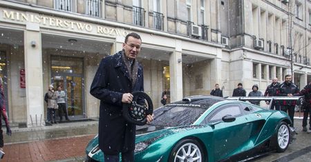 Nowy premier chce zrobić z Polski motoryzacyjną potęgę. Sam nie ma auta