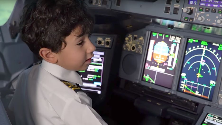 Adam Mohammad Amer został zaproszony przez Etihad Airways do symulatora lotów, by zgłębiać tajniki awiacji