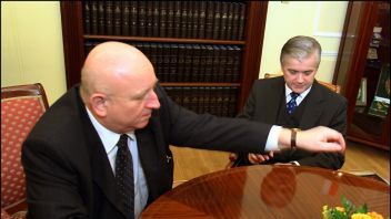 Józef Oleksy przekazuje Włodzimierzowi Cimoszewiczowi gabinet marszałka Sejmu