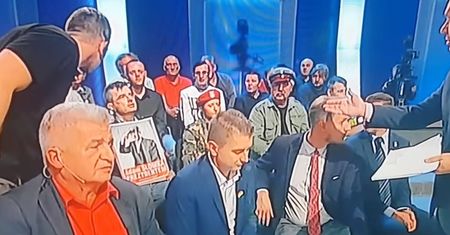 Awantura w programie TVP Info. Uczestnik debaty kopnął gościa w plecy