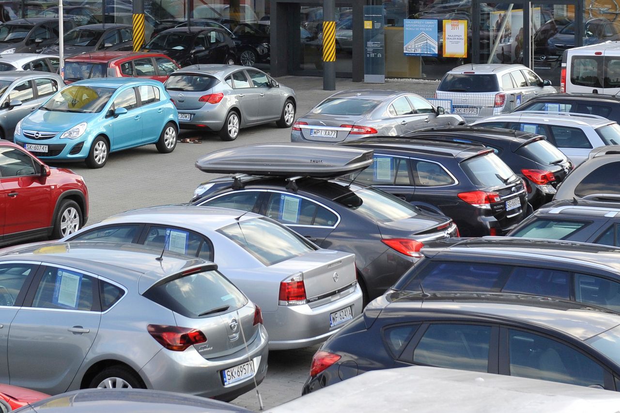 Zapadł się parking. Samochody zawisły nad osuwiskiem