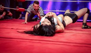 Ból, który odbiera oddech, nie jest udawany. Jak to jest być wrestlerką?