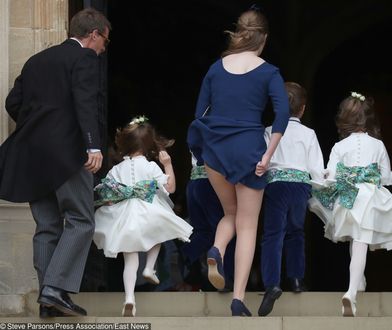 Gdy wchodziła po schodach, wiatr spłatał jej figla. Internauci od razu zauważyli