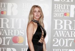 Ellie Goulding: minuta walki z dekoltem, godziny wstydu. Kreacja spłatała jej figla