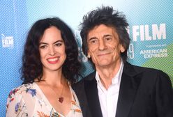 Ronnie Wood z dziećmi i młodą żoną na wakacjach. Wigoru mu nie brakuje