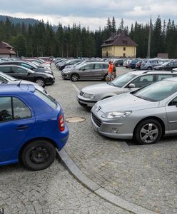 Nadgorliwy parkingowy. Kierowcy z Zakopanego alarmują
