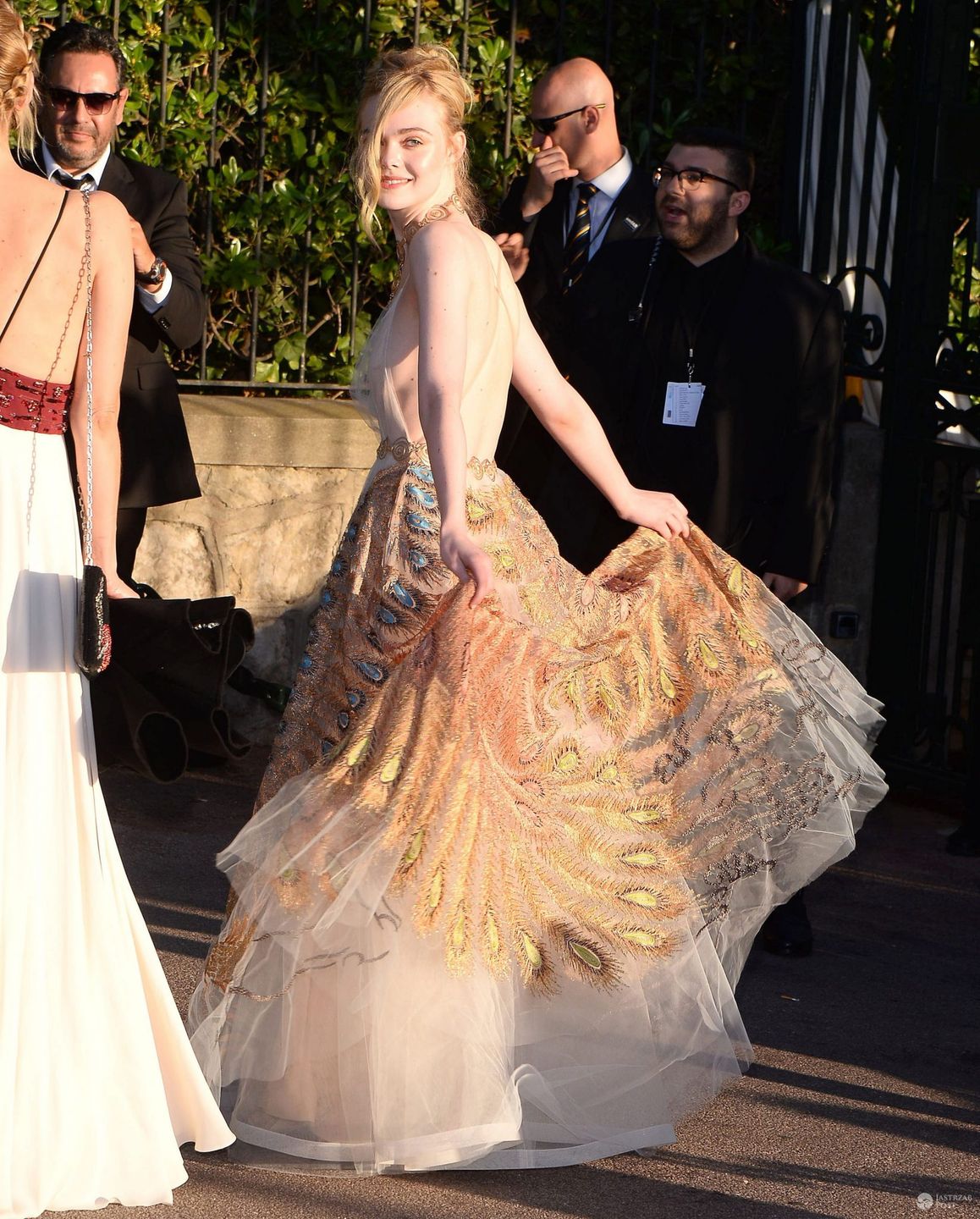 Kreacja: Valentino. Elle Fanning, 23. gala amfAR, festiwal w Cannes 2016 (fot. ONS)
