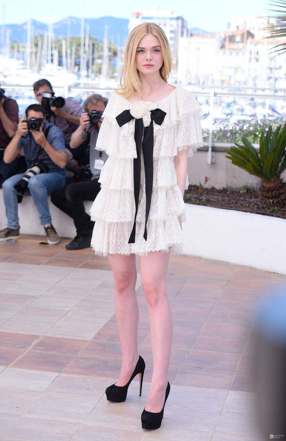 Kreacja: Chanel. Elle Fanning, sesja zdjęciowa twórców "The Neon Demon" na festiwalu w Cannes 2016 (fot. ONS)