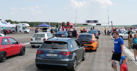 Niezwykłe wyścigi na lotnisku
