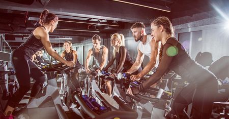 Indoor cycling, czyli zasady i zalety treningu na rowerku stacjonarnym