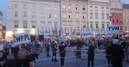 PiS jako gigantyczny pająk pożera media. Nietypowy happening w Krakowie
