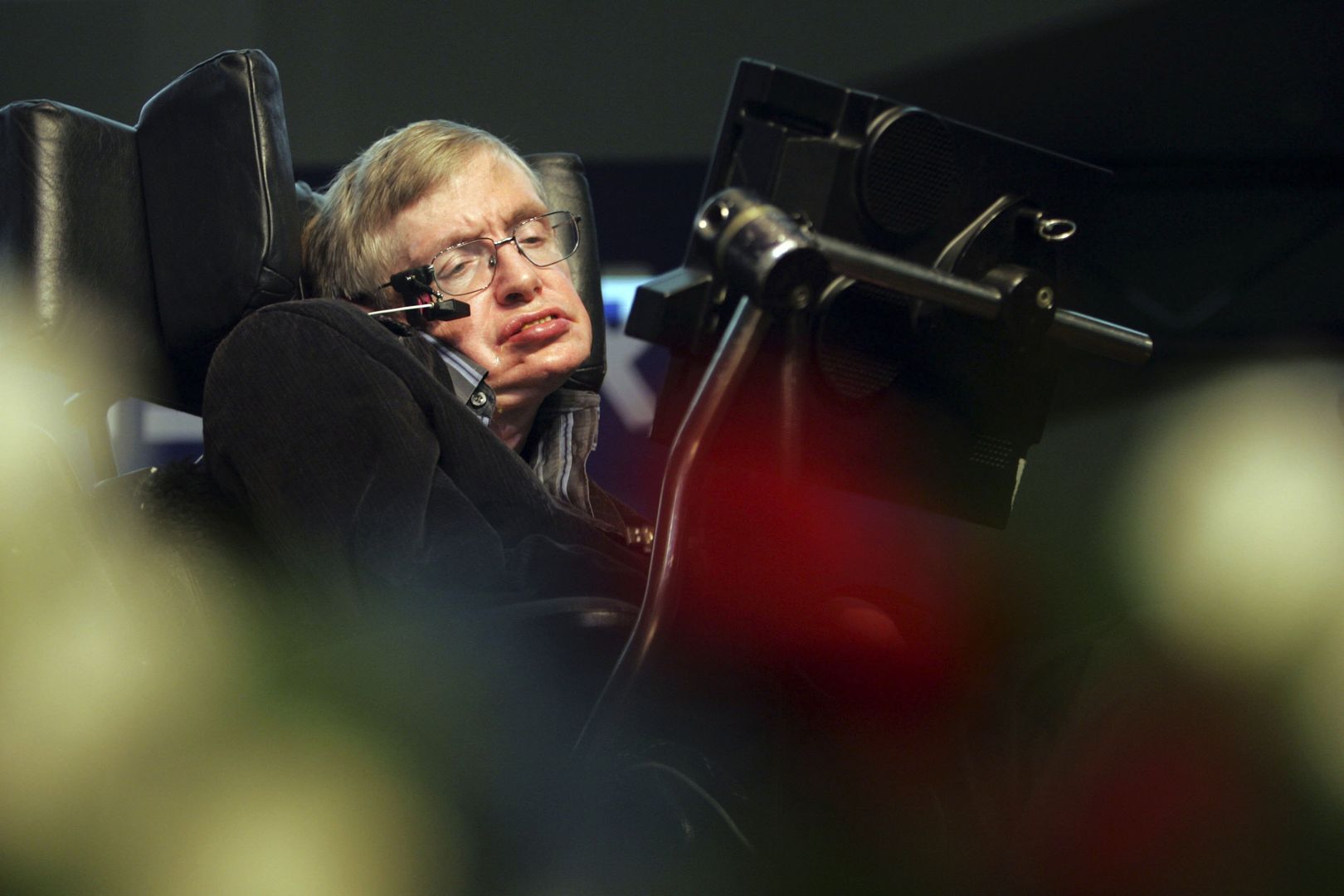 Stephen Hawking ostrzega przed apokalipsą. Ludzie zamienią Ziemię w "skwierczącą kulę ognia"