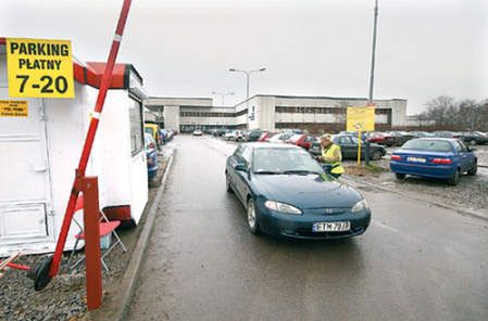 Słone opłaty za parkowanie przed Matką Polką