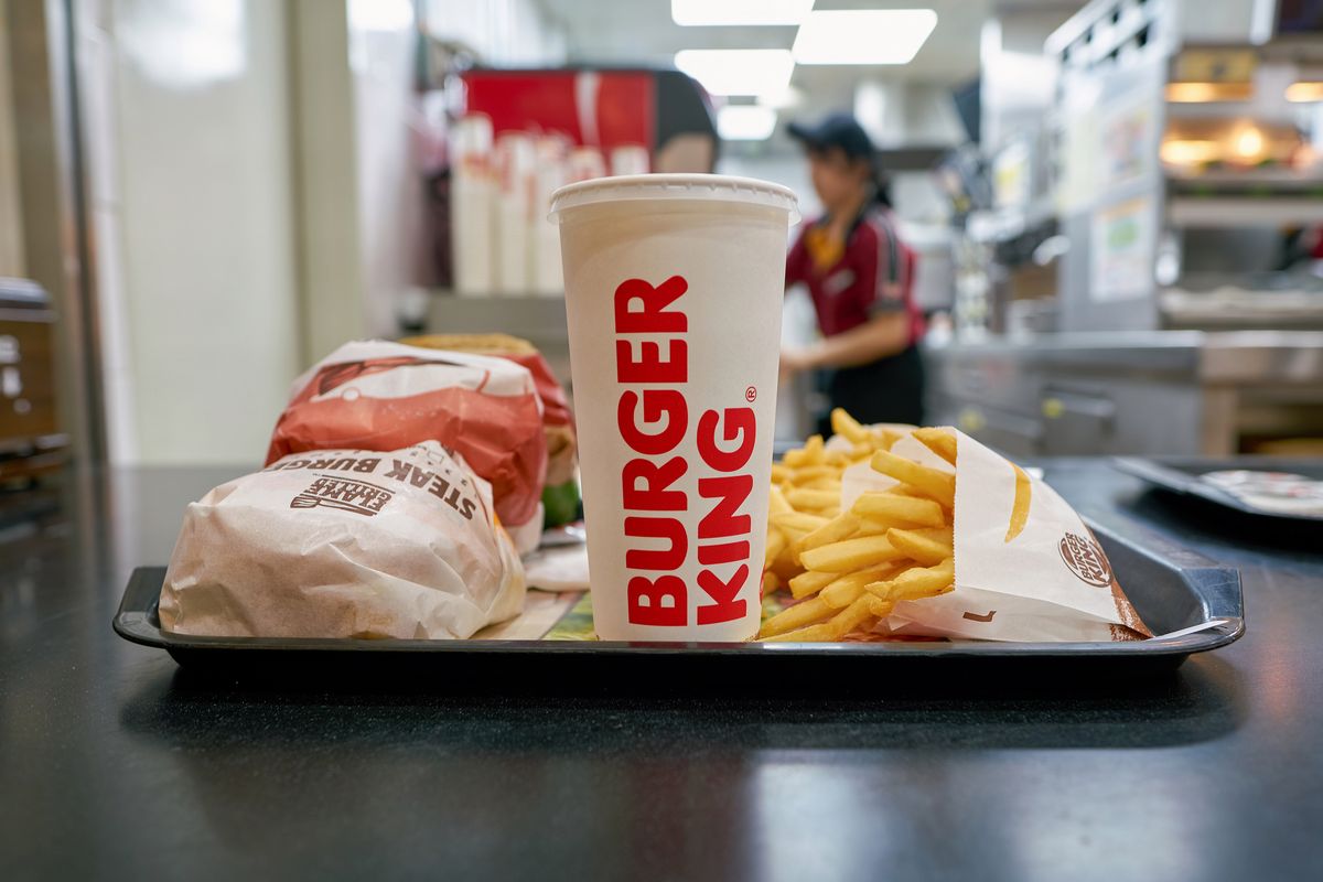 Skandal w restauracji Burger King. Pracownik ścierał stół brudnym mopem