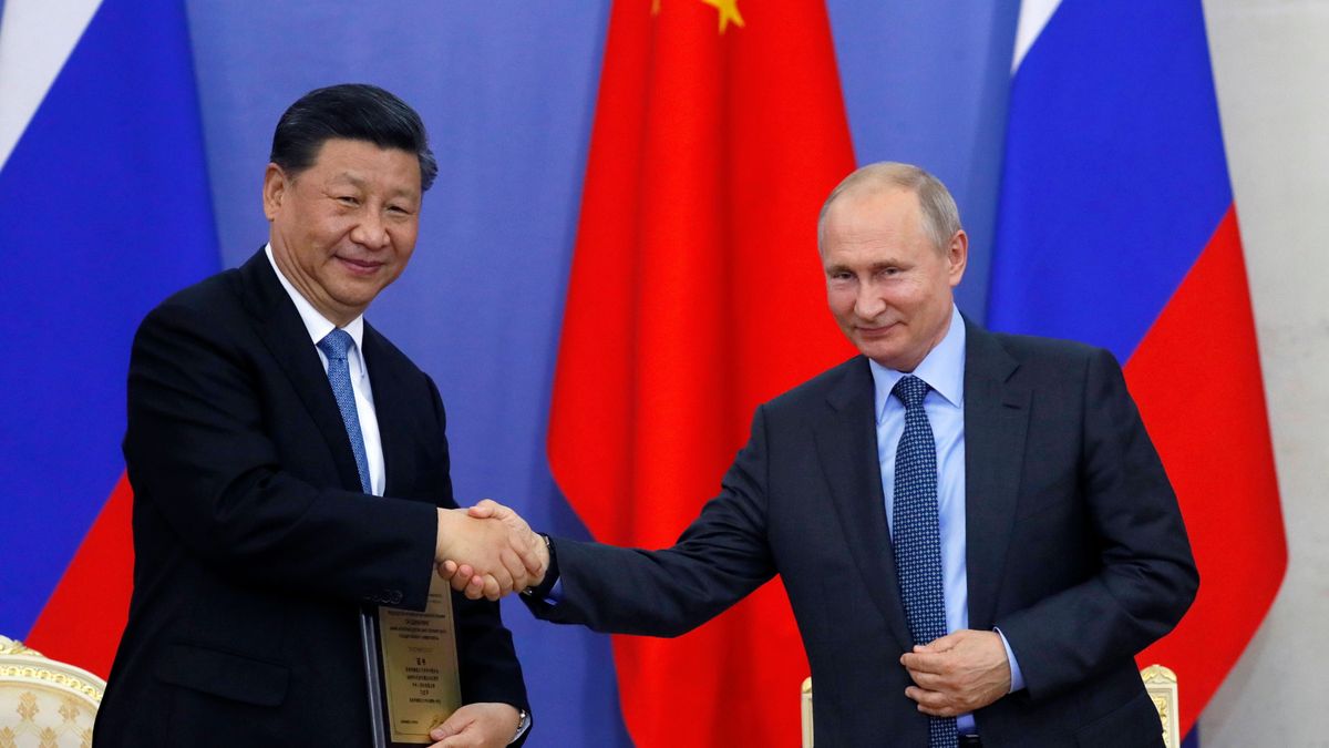 Huawei ogłasza współpracę z MTS. Na zdj. prezydent Chin Xi Jinping (L) i prezydent Rosji Władimir Putin.