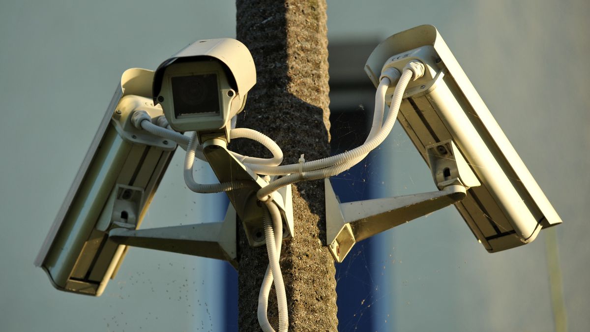 Sztuczna inteligencja w kamerach automatycznie zgłasza skupiska ludzi