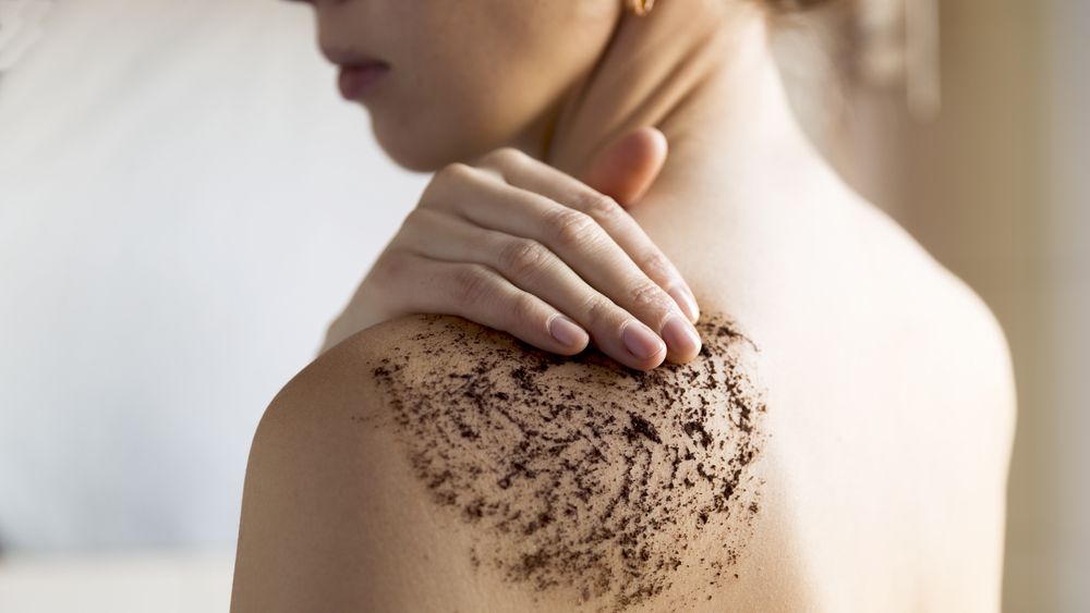 Peeling do ciała wykonuje się pod prysznicem lub w wannie