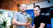 Pojechałem na zawody Intela w przyśpieszaniu procesorów. Wracam z pucharem za 1. miejsce