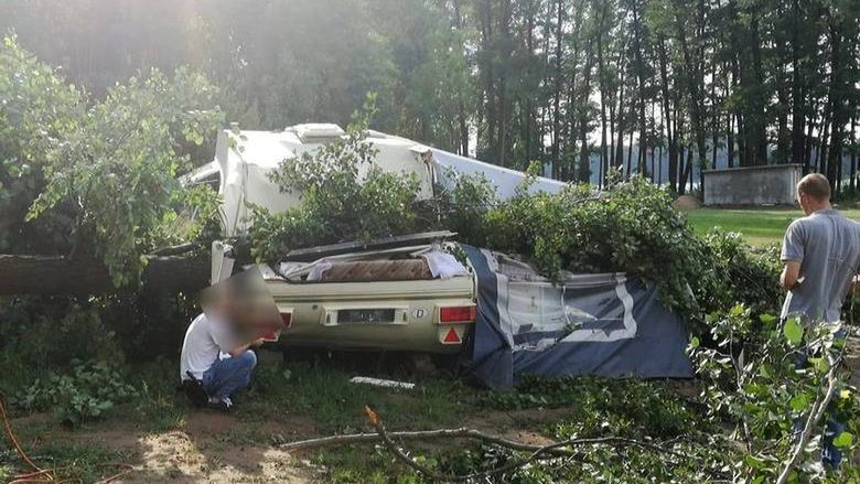 Drzewo spadło na część przyczepy, w której znajdował się chłopiec