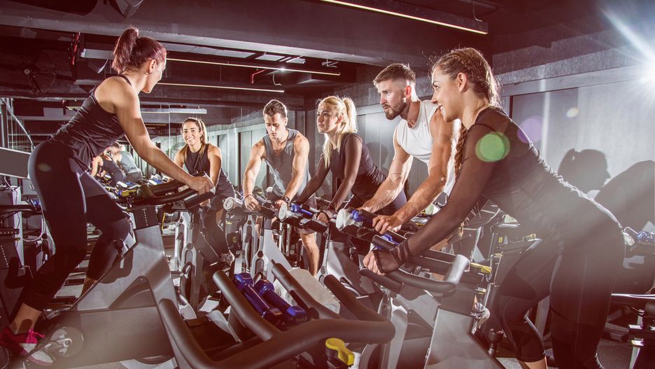 Zajęcia z indoor cyclingu są prowadzone pod okiem trenera personalnego lub instruktora.